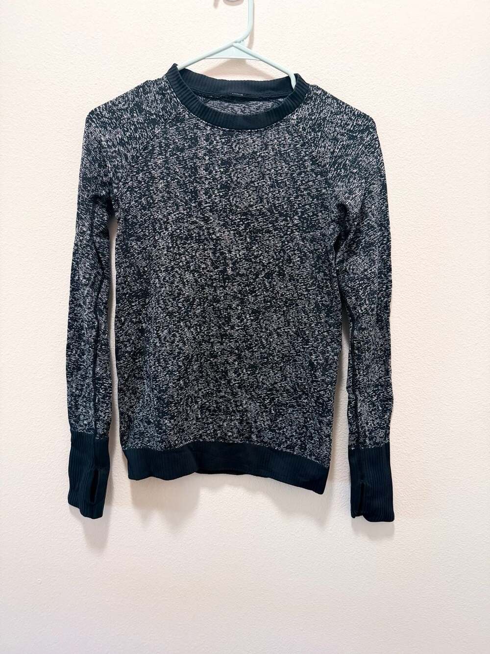 Lululemon Rest Less Pullover Long Sleeve Crewneck Black White Thumbholes